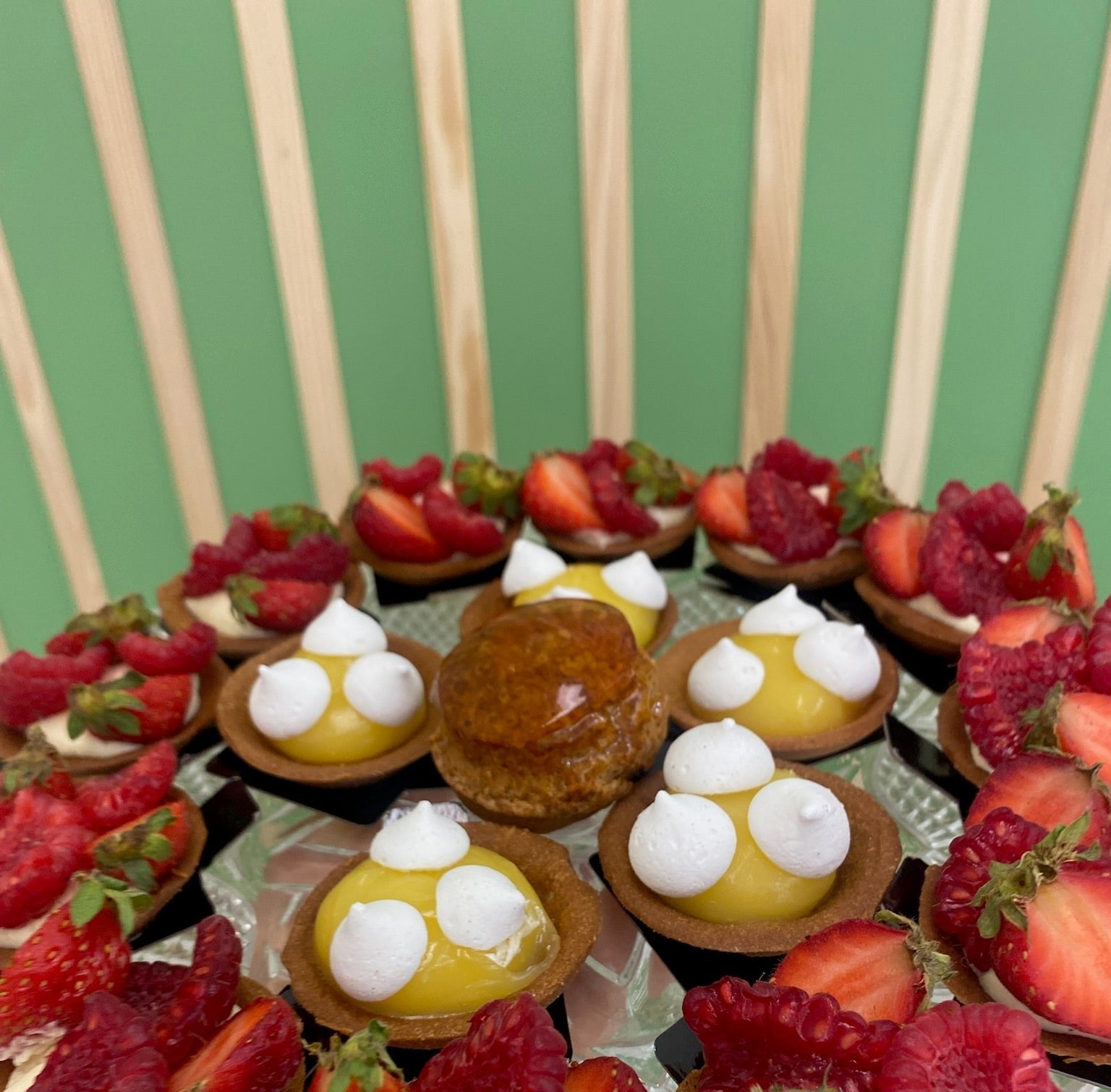 Mignardises: fraises, citron, chou